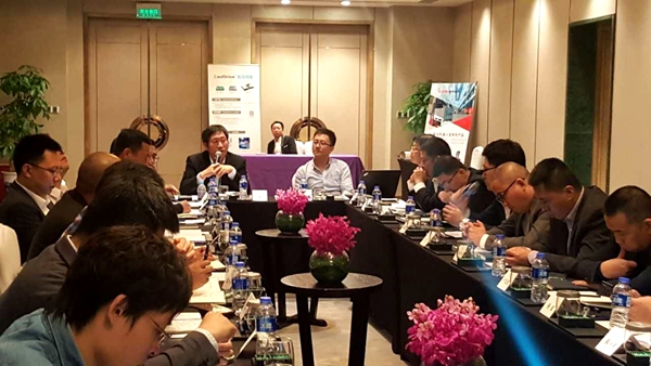 jinnianhui金年会高级副总裁王宏玉在第一届中国移动机械人（AGV）产业联盟翘楚峰会上与联盟成员就联盟的发展进行热烈探求，并颁刊行业结合申明