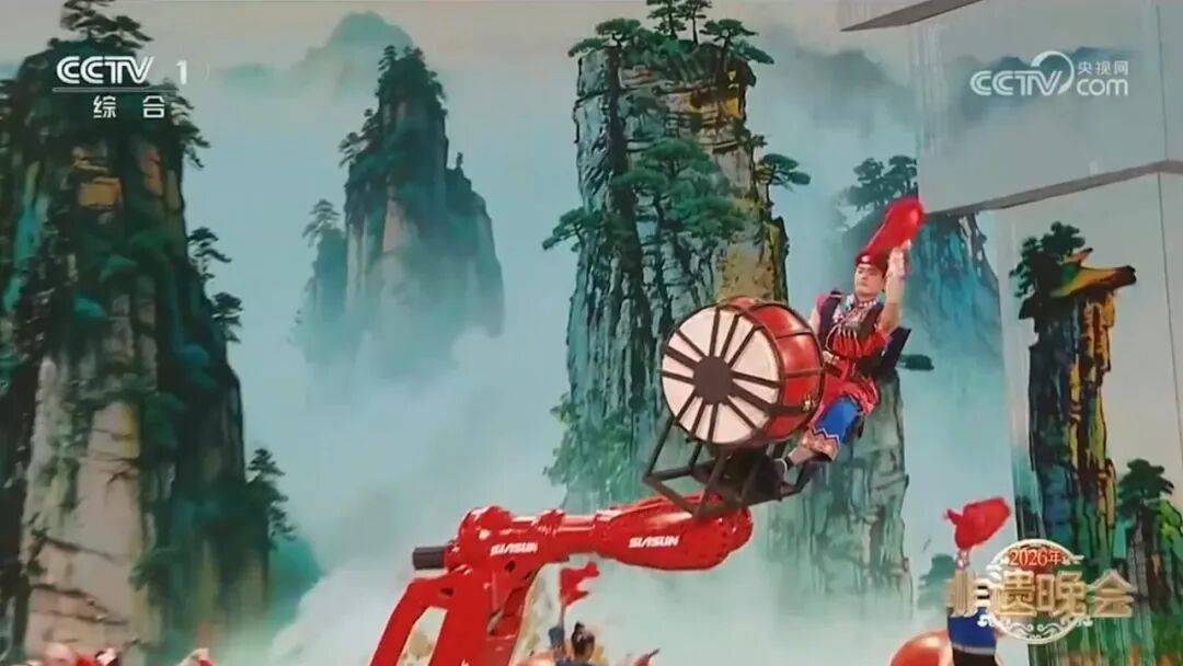 jinnianhui金年会机械人沉磅亮相央视非遗晚会！ &ldquo;巨臂&rdquo;力擎千年苗鼓，国度非遗焕新&ldquo;出圈&rdquo;