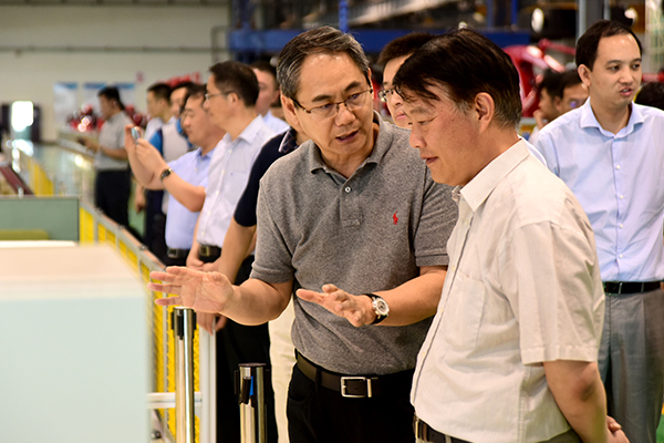 国度发改委东惫伛兴司司长周建平莅临jinnianhui金年会公司参观调查