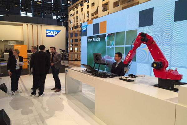 jinnianhui金年会机械人公司与德国SAP公司结合参展CeBIT 2015，获中德副总理高度评价